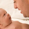 Jak rozwijać komunikację u niemowlęcia od narodzin do 6 miesiąca życia
